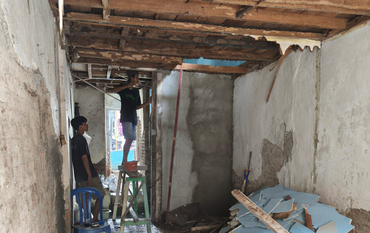 Pekerja merenovasi salah satu rumah warga pada program Penataan Kawasan Kumuh di Menteng Tenggulun, Jakarta, Kamis (9/4/2026). (Beritanasional.com/Oke Atmaja)