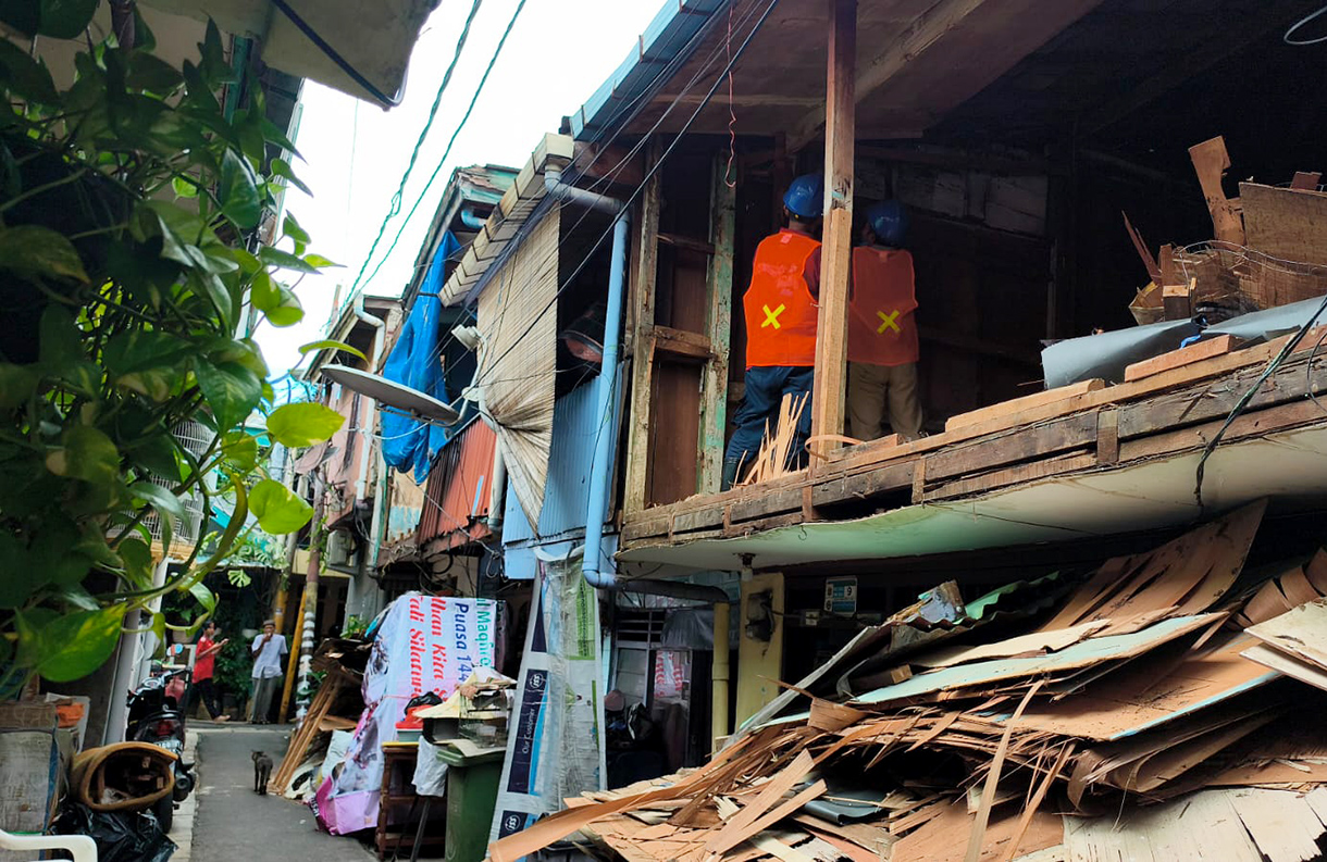 Pekerja merenovasi salah satu rumah warga pada program Penataan Kawasan Kumuh di Menteng Tenggulun, Jakarta, Kamis (9/4/2026). (Beritanasional.com/Oke Atmaja)