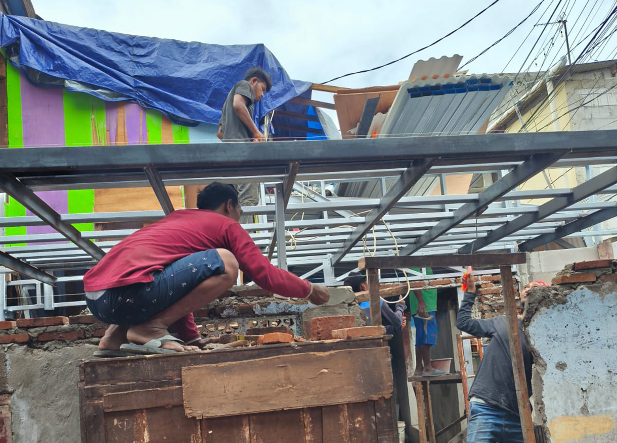 Pekerja merenovasi salah satu rumah warga pada program Penataan Kawasan Kumuh di Menteng Tenggulun, Jakarta, Kamis (9/4/2026). (Beritanasional.com/Oke Atmaja)