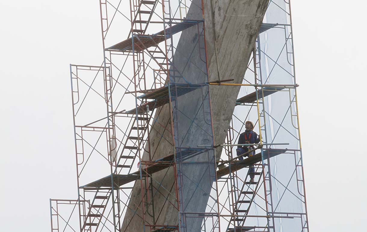 Pekerja beraktivitas pada proyek konservasi Patung Dirgantara di kawasan Pancoran, Jakarta, Rabu(27/8/2025). (Beritanasional.com/Oke Atmaja)