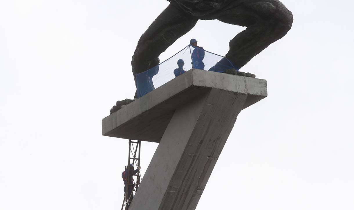 Pekerja beraktivitas pada proyek konservasi Patung Dirgantara di kawasan Pancoran, Jakarta, Rabu(27/8/2025). (Beritanasional.com/Oke Atmaja)
