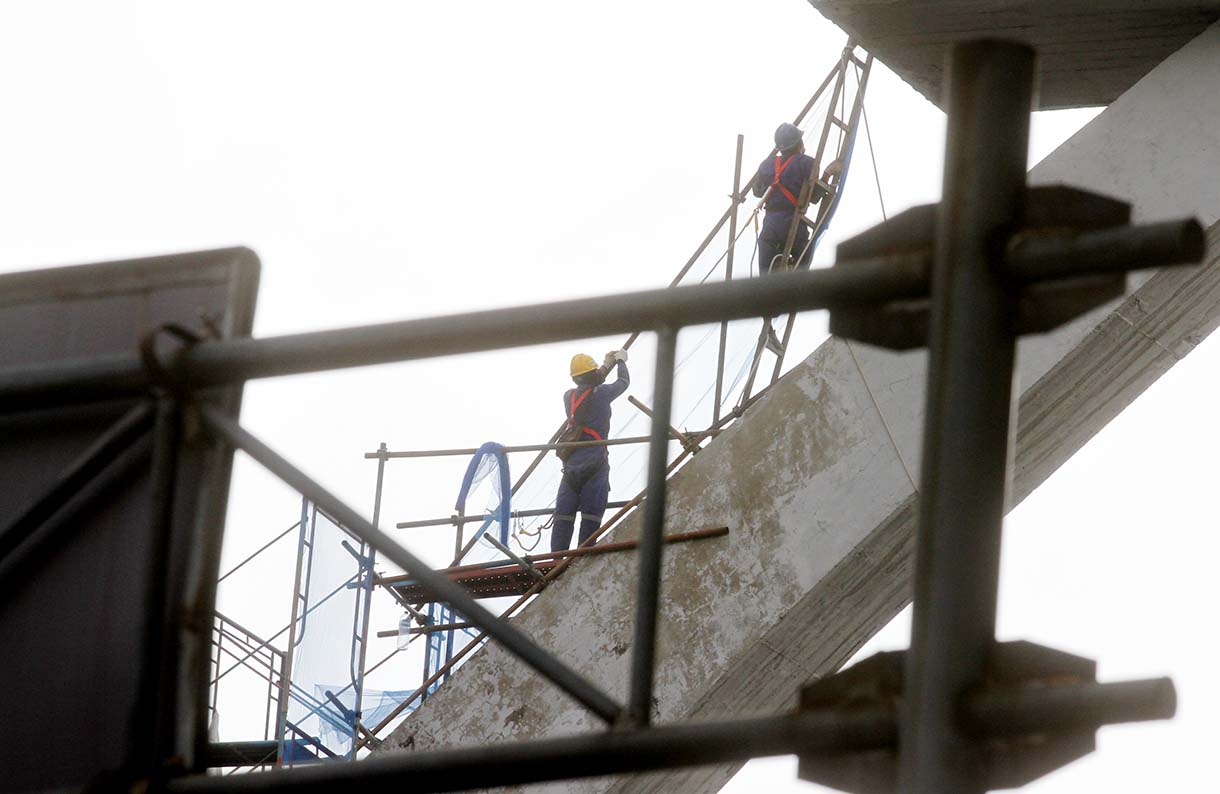 Pekerja beraktivitas pada proyek konservasi Patung Dirgantara di kawasan Pancoran, Jakarta, Rabu(27/8/2025). (Beritanasional.com/Oke Atmaja)