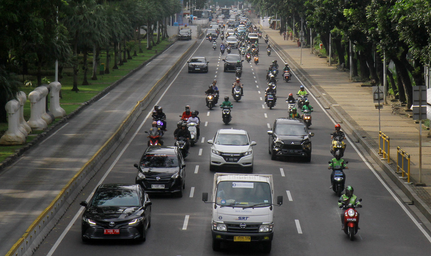 Sejumlah kendaraan terjebak kemacetan di Jalan Sudriman, Jakarta, Senin (13/5/2024). (BeritaNasional.com/Oke Atmaja)