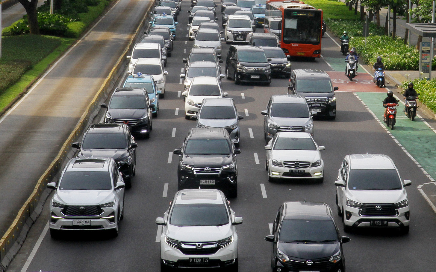 Sejumlah kendaraan terjebak kemacetan di Jalan Sudriman, Jakarta, Senin (13/5/2024). (BeritaNasional.com/Oke Atmaja)