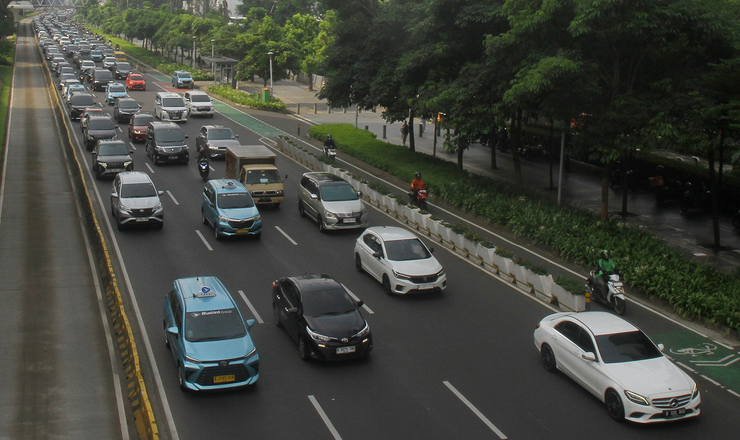 Sejumlah kendaraan terjebak kemacetan di Jalan Sudriman, Jakarta, Senin (13/5/2024). (BeritaNasional.com/Oke Atmaja)