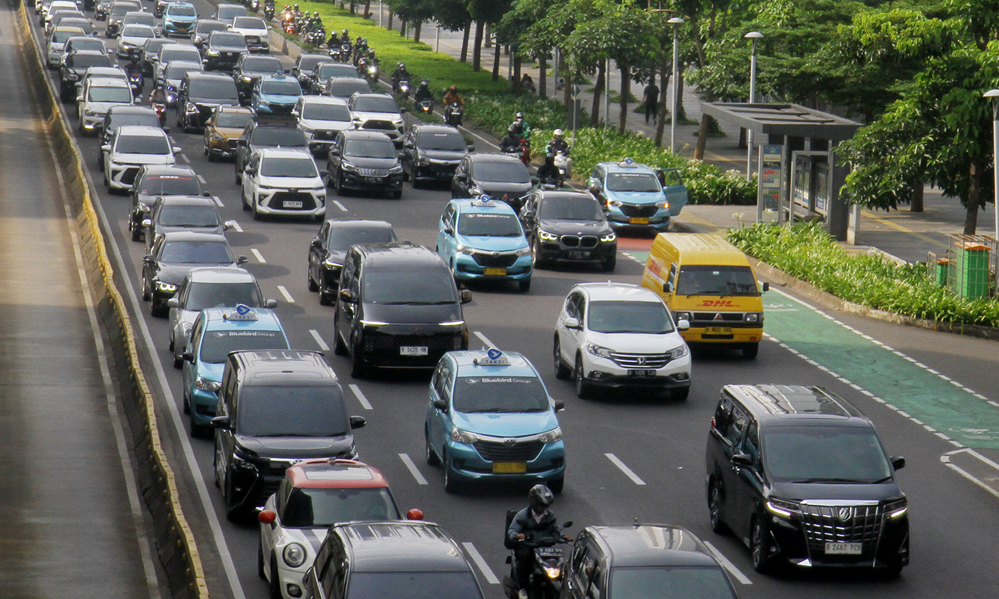 Sejumlah kendaraan terjebak kemacetan di Jalan Sudriman, Jakarta, Senin (13/5/2024). (BeritaNasional.com/Oke Atmaja)