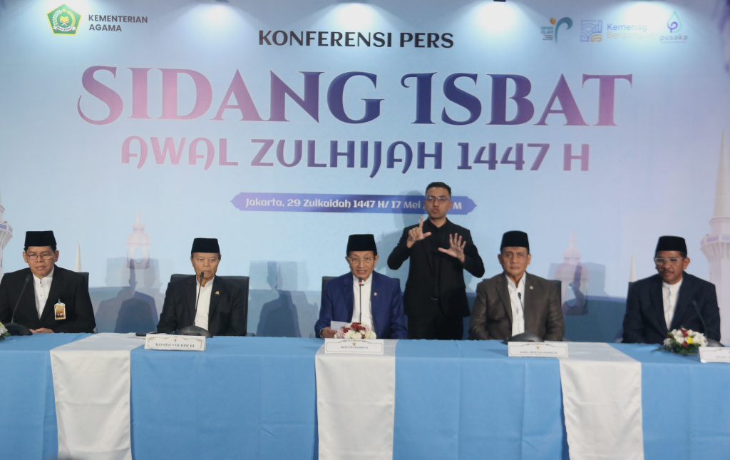Menteri Agama Nasaruddin Umar menyampaikan hasil sidang isbat penetapan 1 Zulhijah 1447 Hijriah di Kantor Kemenag, Jakarta, Minggu (17/5/2026). (Beritanasional.com/Oke Atmaja)