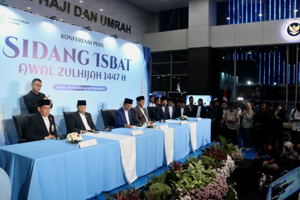 Menteri Agama Nasaruddin Umar menyampaikan hasil sidang isbat penetapan 1 Zulhijah 1447 Hijriah di Kantor Kemenag, Jakarta, Minggu (17/5/2026). (Beritanasional.com/Oke Atmaja)