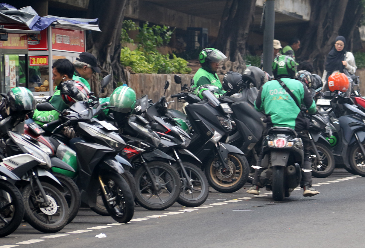 Ojek online melintas di Kawasan Stasiun Sudirman, Jakarta, Minggu (3/5/2026). (Beritanasional.com/Oke Atmaja)