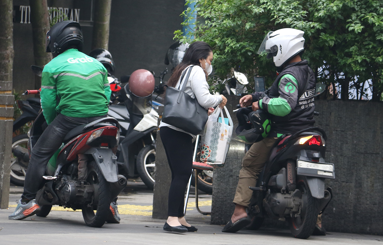 Ojek online melintas di Kawasan Stasiun Sudirman, Jakarta, Minggu (3/5/2026). (Beritanasional.com/Oke Atmaja)