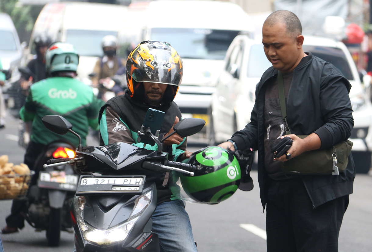 Ojek online melintas di Kawasan Stasiun Sudirman, Jakarta, Minggu (3/5/2026). (Beritanasional.com/Oke Atmaja)