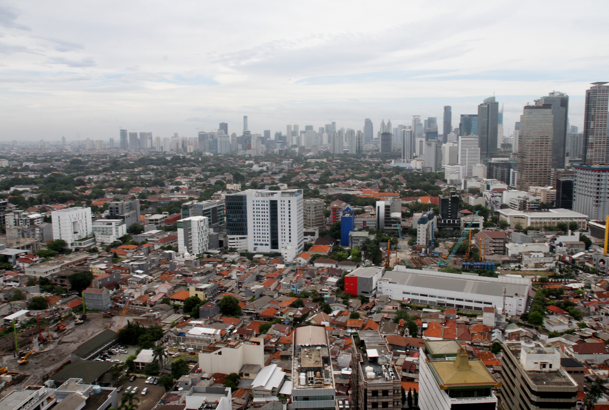 Foto suasana deretan gedung bertingkat di Jakarta,Sabtu (26/10/2024). (BeritaNasional.com/Oke Atmaja)