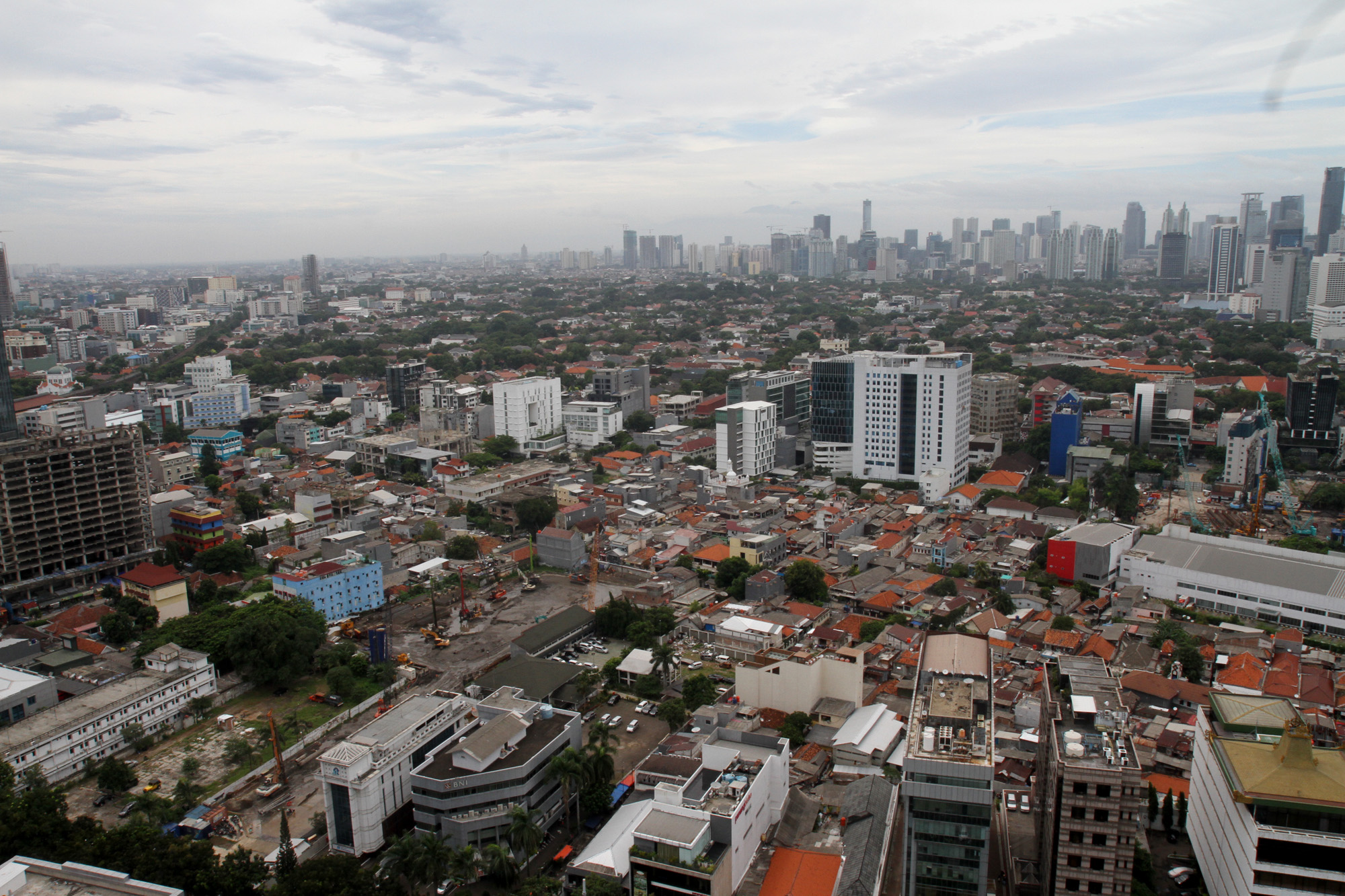 Foto suasana deretan gedung bertingkat di Jakarta,Sabtu (26/10/2024). (BeritaNasional.com/Oke Atmaja)