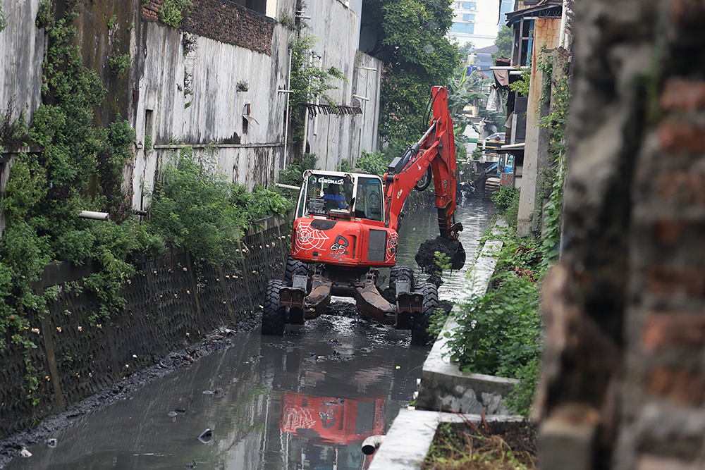 Pemkot Jaksel Keruk Lumpur dan Sampah di Kali Jelawe Kebayoran Baru Pekerja Sumber Daya Air Jakarta Selatan melakukan pengerukan kali di Kebayoran Baru. (BeritaNasional/Elvis Sendouw)