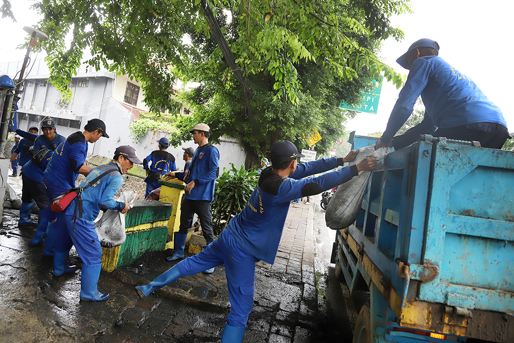 Pemkot Jaksel Keruk Lumpur dan Sampah di Kali Jelawe Kebayoran Baru Pekerja Sumber Daya Air Jakarta Selatan melakukan pengerukan kali di Kebayoran Baru. (BeritaNasional/Elvis Sendouw)