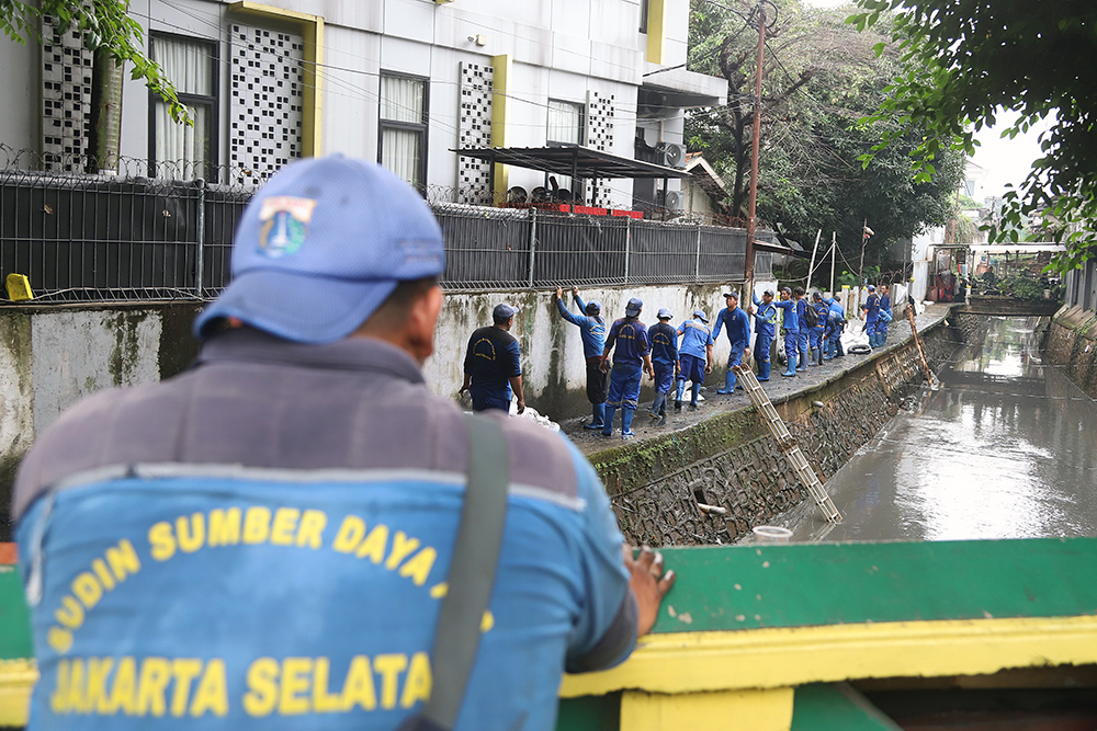 Pemkot Jaksel Keruk Lumpur dan Sampah di Kali Jelawe Kebayoran Baru Pekerja Sumber Daya Air Jakarta Selatan melakukan pengerukan kali di Kebayoran Baru. (BeritaNasional/Elvis Sendouw)