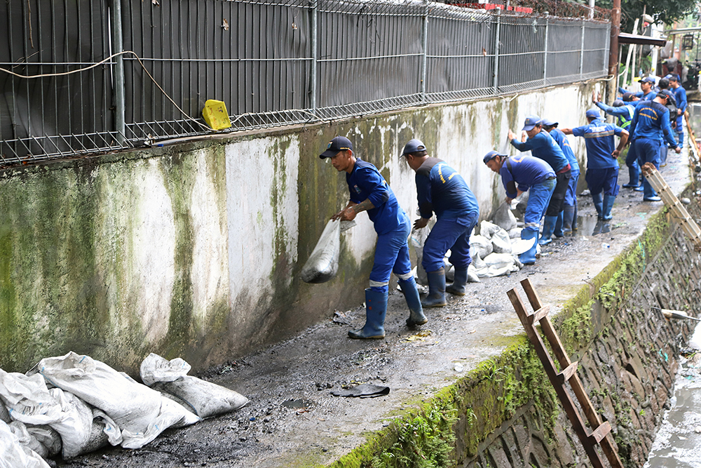 Pemkot Jaksel Keruk Lumpur dan Sampah di Kali Jelawe Kebayoran Baru Pekerja Sumber Daya Air Jakarta Selatan melakukan pengerukan kali di Kebayoran Baru. (BeritaNasional/Elvis Sendouw)