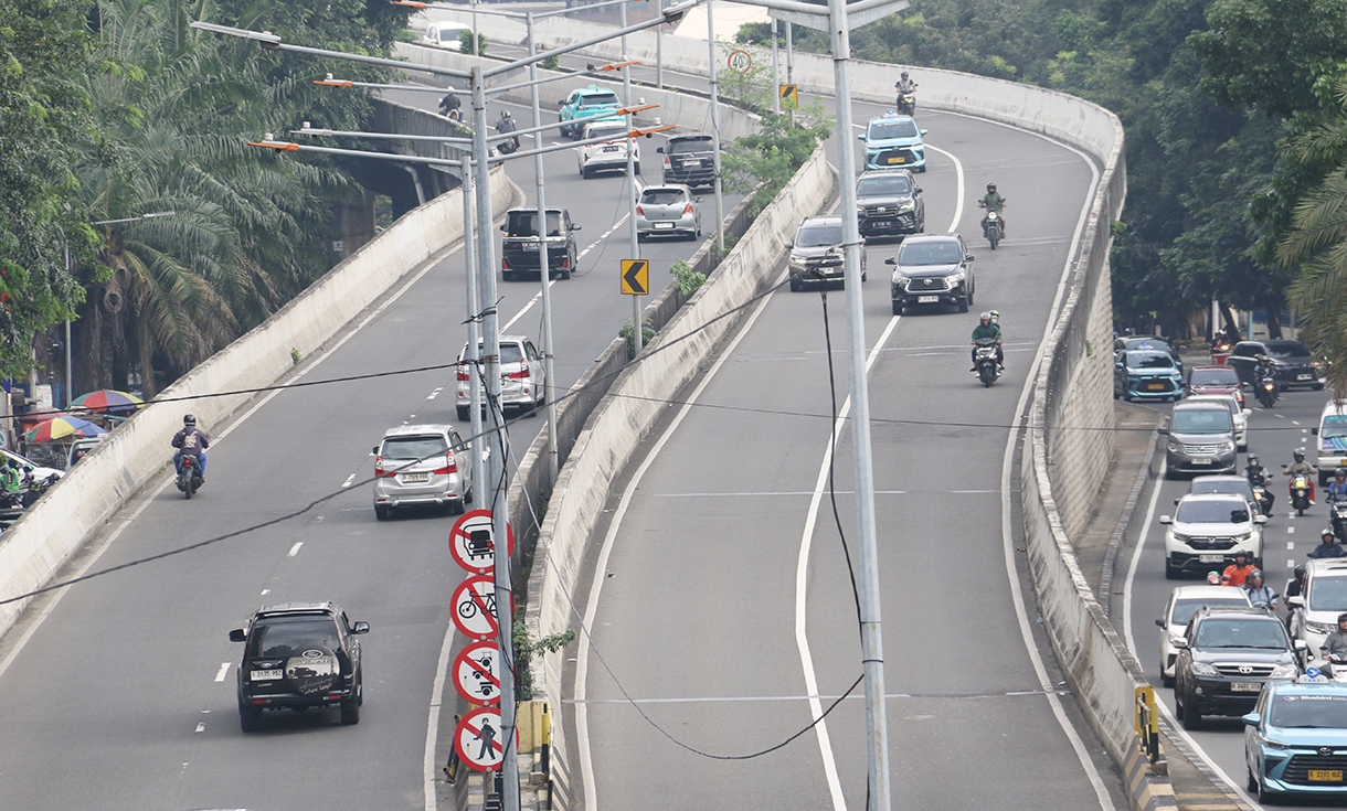 Sejumlah kendaraan melintas di jalan layang non tol Kuningan-Kasablanka, Jakarta, Jumat (17/4/2026). (Beritanasional.com/Oke Atmaja)