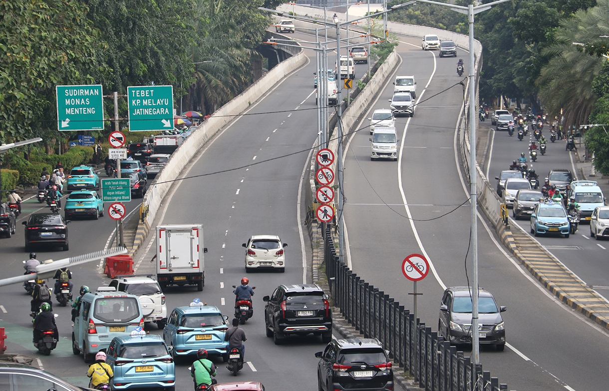 Sejumlah kendaraan melintas di jalan layang non tol Kuningan-Kasablanka, Jakarta, Jumat (17/4/2026). (Beritanasional.com/Oke Atmaja)