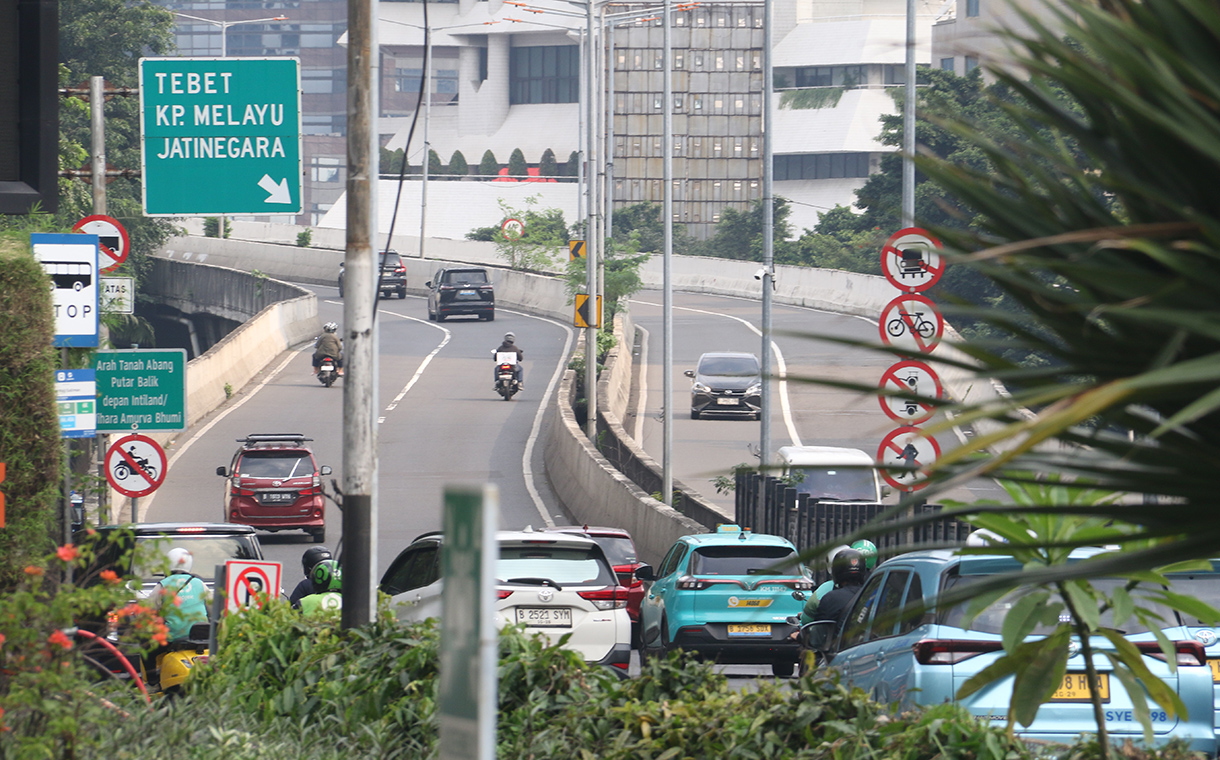 Sejumlah kendaraan melintas di jalan layang non tol Kuningan-Kasablanka, Jakarta, Jumat (17/4/2026). (Beritanasional.com/Oke Atmaja)