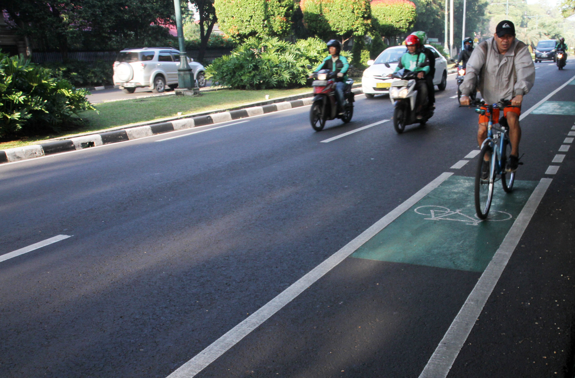 Pesepeda melintas di jalur sepeda di Jalan Diponegoro, Jakarta,Rabu (2/1/2024).(BeritaNasional.com/Oke Atmaja)