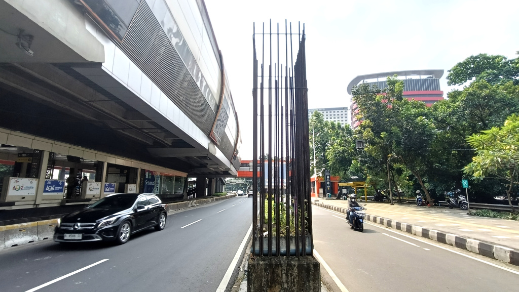 Pemprov DKI akan Tuntaskan Polemik Tiang Bekas Proyek Monorel Sejumlah kendaraan bermotor melintasi tiang-tiang bekas proyek monorel Jakarta yang mangkrak di Jalan HR Rasuna Said, Setiabudi, Jakarta Selatan, Senin (9/6/2025). (Beritanasional.com/Oke Atmaja)