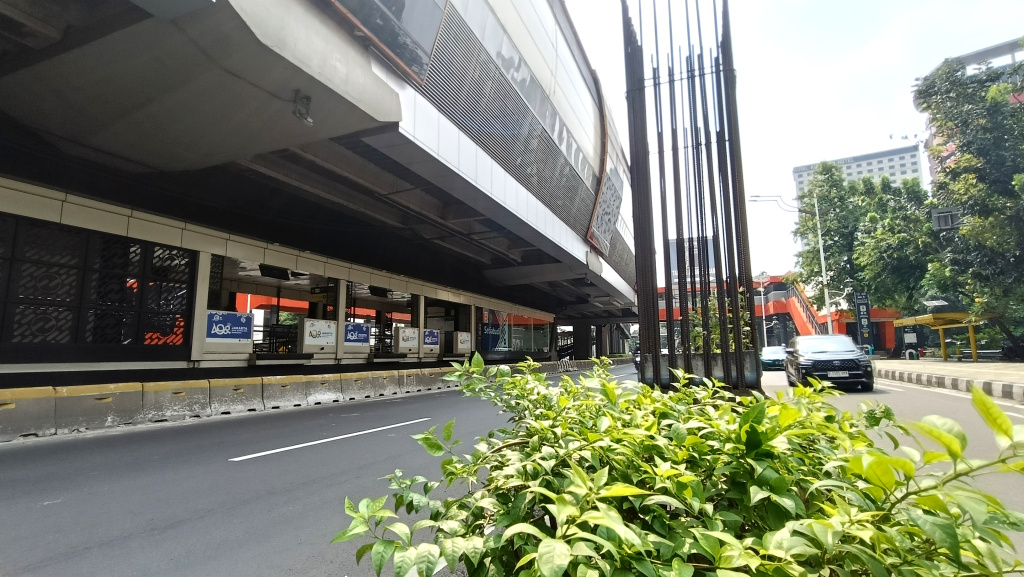 Pemprov DKI akan Tuntaskan Polemik Tiang Bekas Proyek Monorel Sejumlah kendaraan bermotor melintasi tiang-tiang bekas proyek monorel Jakarta yang mangkrak di Jalan HR Rasuna Said, Setiabudi, Jakarta Selatan, Senin (9/6/2025). (Beritanasional.com/Oke Atmaja)