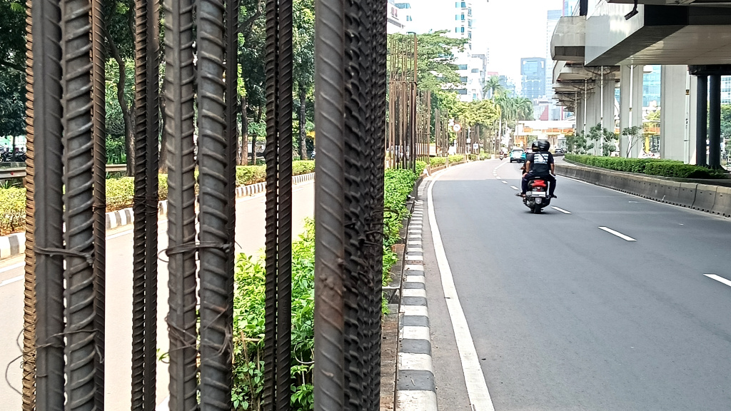Pemprov DKI akan Tuntaskan Polemik Tiang Bekas Proyek Monorel Sejumlah kendaraan bermotor melintasi tiang-tiang bekas proyek monorel Jakarta yang mangkrak di Jalan HR Rasuna Said, Setiabudi, Jakarta Selatan, Senin (9/6/2025). (Beritanasional.com/Oke Atmaja)