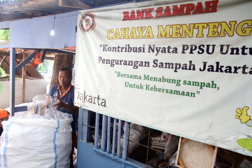 Warga membawa sampah bank sampah di Kantor Kelurahan Menteng, Anyer, Jakarta Pusat, Kamis (7/11/2024).(BeritaNasional.com/Oke Atmaja)