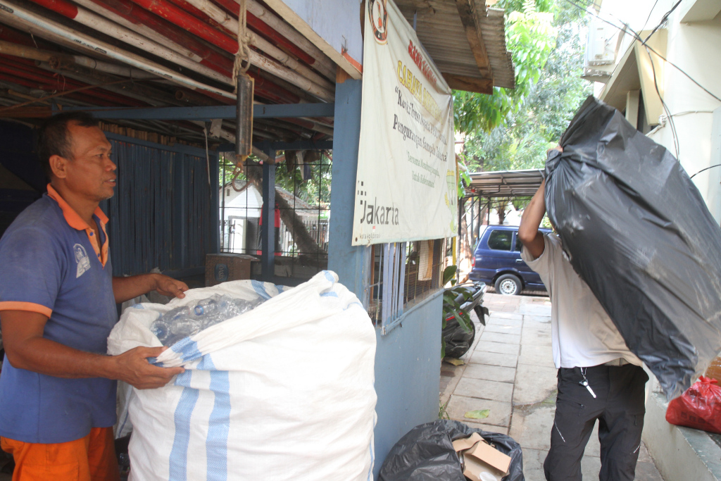 Warga membawa sampah bank sampah di Kantor Kelurahan Menteng, Anyer, Jakarta Pusat, Kamis (7/11/2024).(BeritaNasional.com/Oke Atmaja)