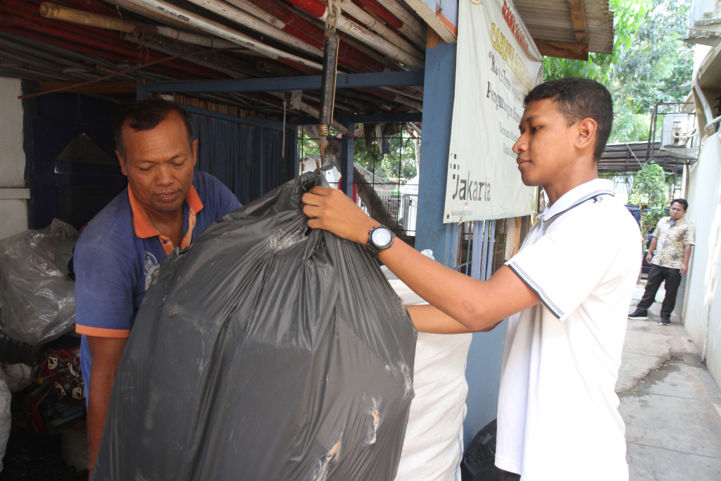 Warga membawa sampah bank sampah di Kantor Kelurahan Menteng, Anyer, Jakarta Pusat, Kamis (7/11/2024).(BeritaNasional.com/Oke Atmaja)