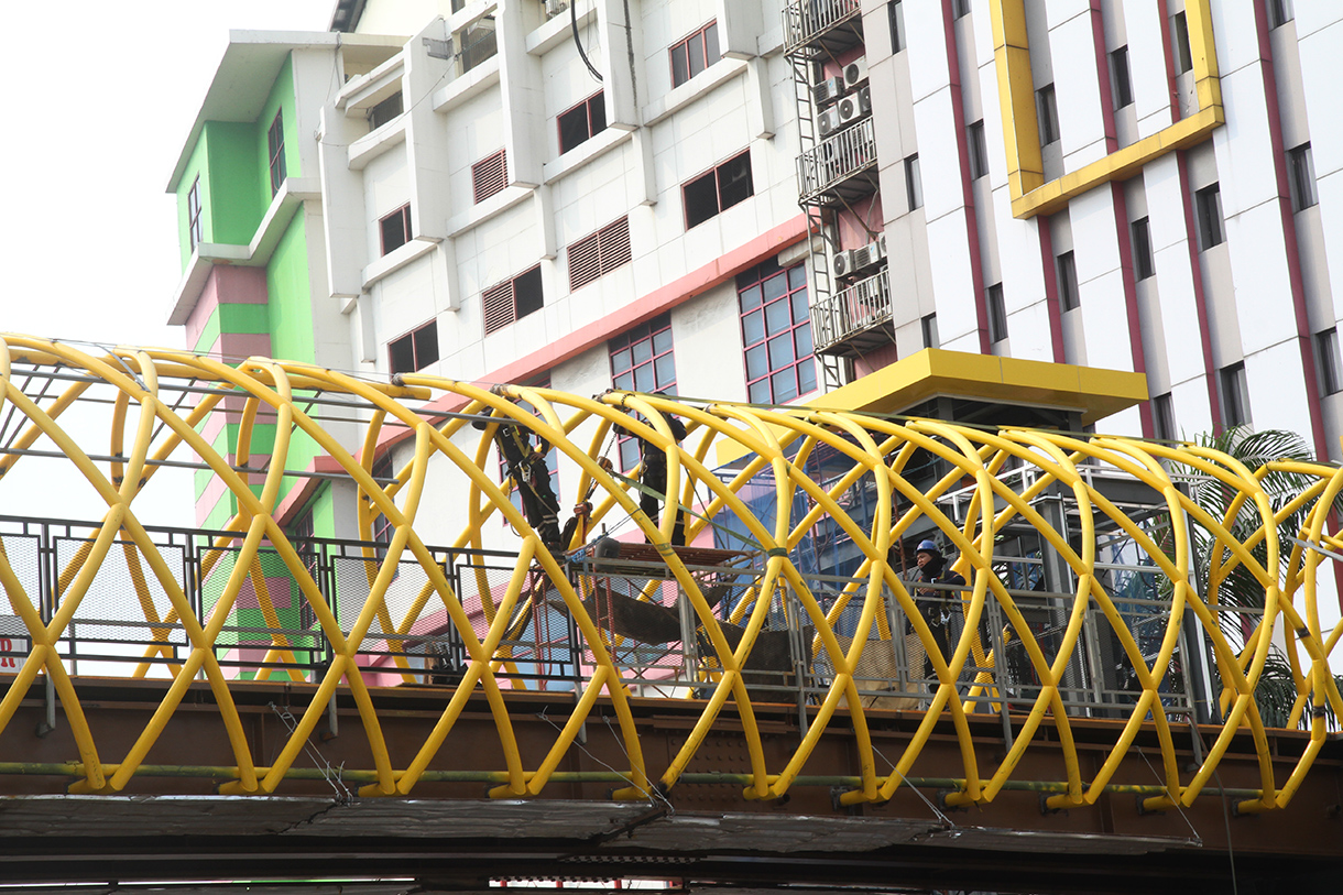 Kendaraan melintas di dekat proyek pembangunan jembatan penyeberangan orang (JPO) PGC Cililitan, Jakarta, Jakarta, Selasa (19/8/2024).(BeritaNasional.com/ Oke Atmaja)