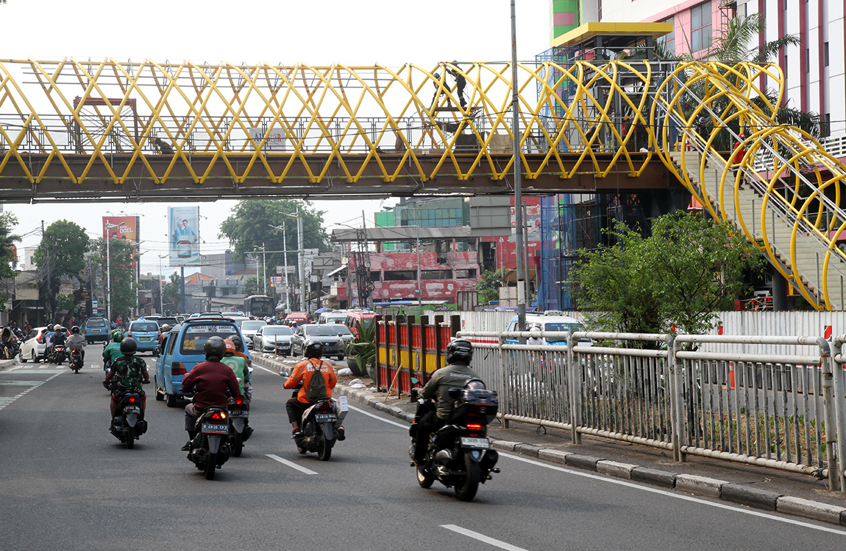 Kendaraan melintas di dekat proyek pembangunan jembatan penyeberangan orang (JPO) PGC Cililitan, Jakarta, Jakarta, Selasa (19/8/2024).(BeritaNasional.com/ Oke Atmaja)