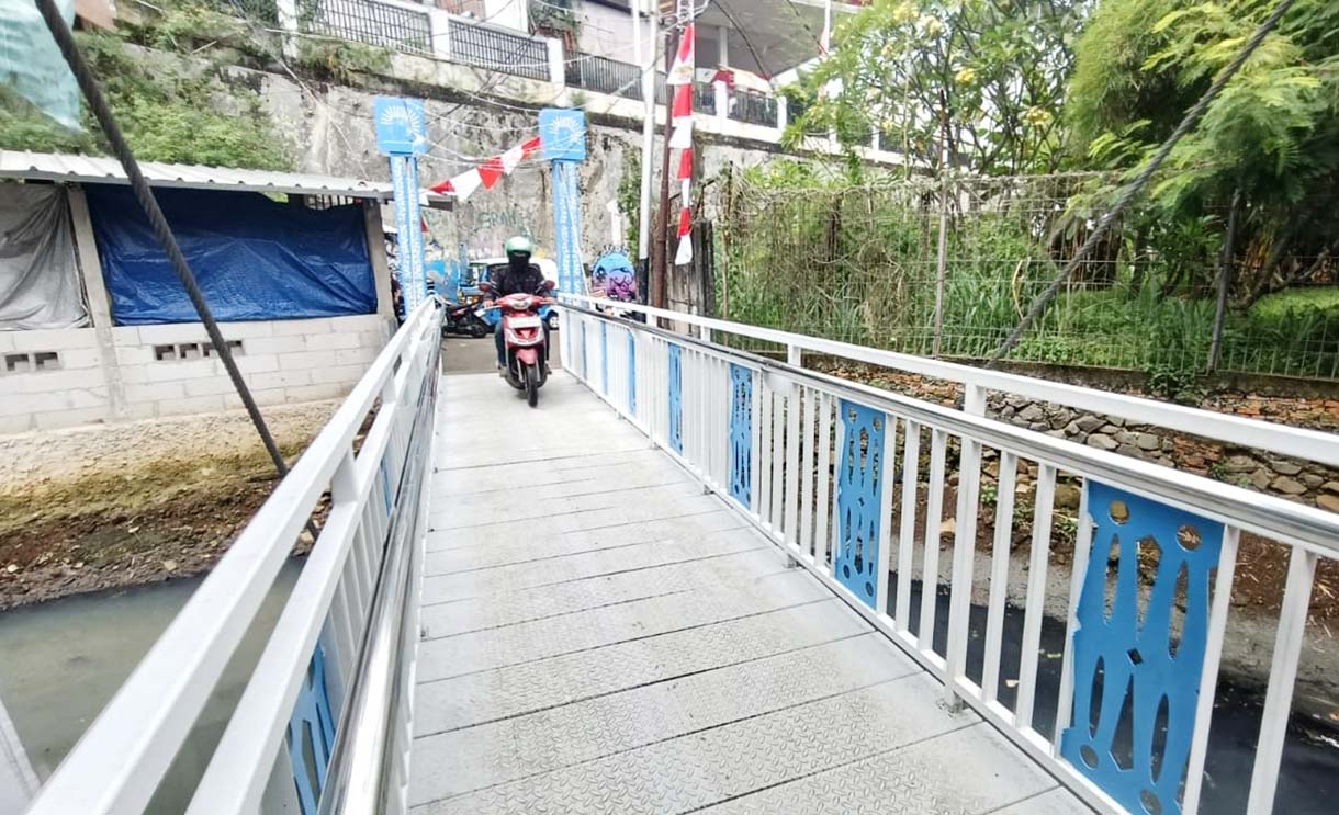 Pemprov DKI Bangun Jembatan Buka Tutup Warga melintas di Jembatan Antar Kampung (JAK) Angkat Mulia, Gandaria, Jakarta, Selasa(19/8/2025). (Beritanasional.com/Oke Atmaja)
