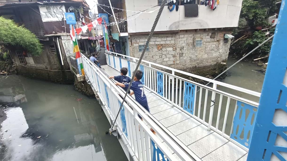 Pemprov DKI Bangun Jembatan Buka Tutup Warga melintas di Jembatan Antar Kampung (JAK) Angkat Mulia, Gandaria, Jakarta, Selasa(19/8/2025). (Beritanasional.com/Oke Atmaja)