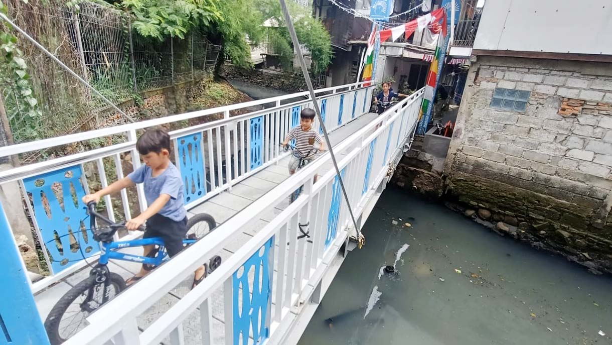 Pemprov DKI Bangun Jembatan Buka Tutup Warga melintas di Jembatan Antar Kampung (JAK) Angkat Mulia, Gandaria, Jakarta, Selasa(19/8/2025). (Beritanasional.com/Oke Atmaja)