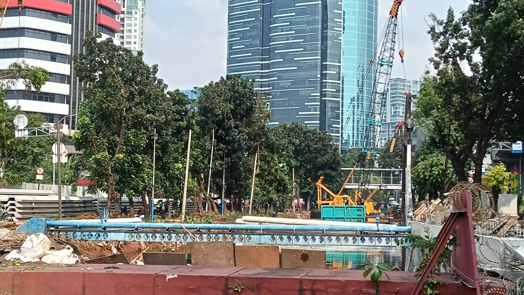 Aktivitas pekerja di proyek revitalisasi Kali Cideng di Jalan Rasuna Said, Kuningan, Jakarta, Senin (11/5/2026).  (Beritanasional.com/Oke Atmaja)