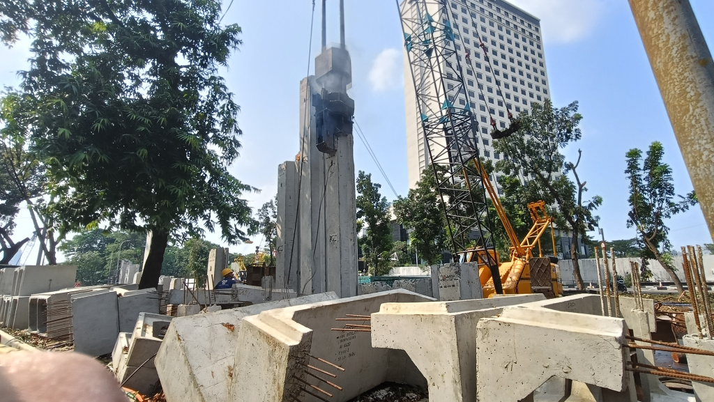 Aktivitas pekerja di proyek revitalisasi Kali Cideng di Jalan Rasuna Said, Kuningan, Jakarta, Senin (11/5/2026).  (Beritanasional.com/Oke Atmaja)