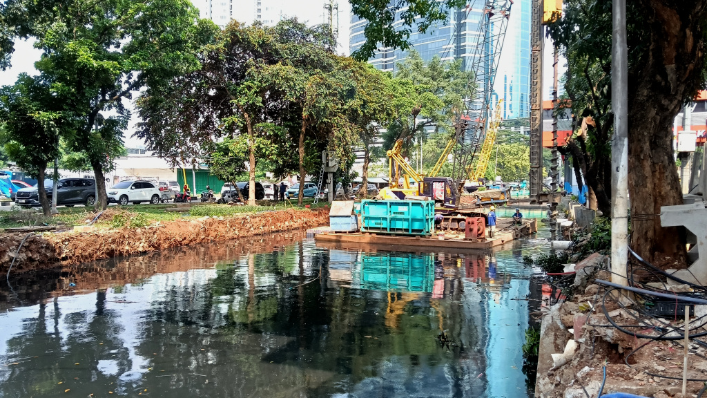 Aktivitas pekerja di proyek revitalisasi Kali Cideng di Jalan Rasuna Said, Kuningan, Jakarta, Senin (11/5/2026).  (Beritanasional.com/Oke Atmaja)