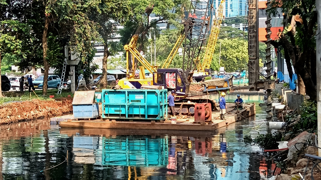Aktivitas pekerja di proyek revitalisasi Kali Cideng di Jalan Rasuna Said, Kuningan, Jakarta, Senin (11/5/2026).  (Beritanasional.com/Oke Atmaja)