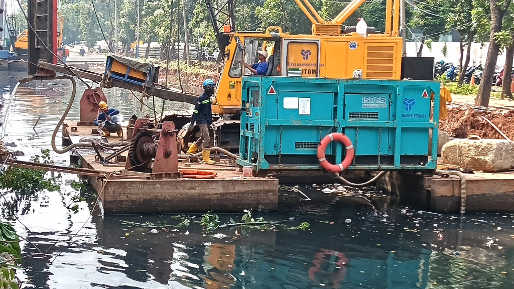 Aktivitas pekerja di proyek revitalisasi Kali Cideng di Jalan Rasuna Said, Kuningan, Jakarta, Senin (11/5/2026).  (Beritanasional.com/Oke Atmaja)