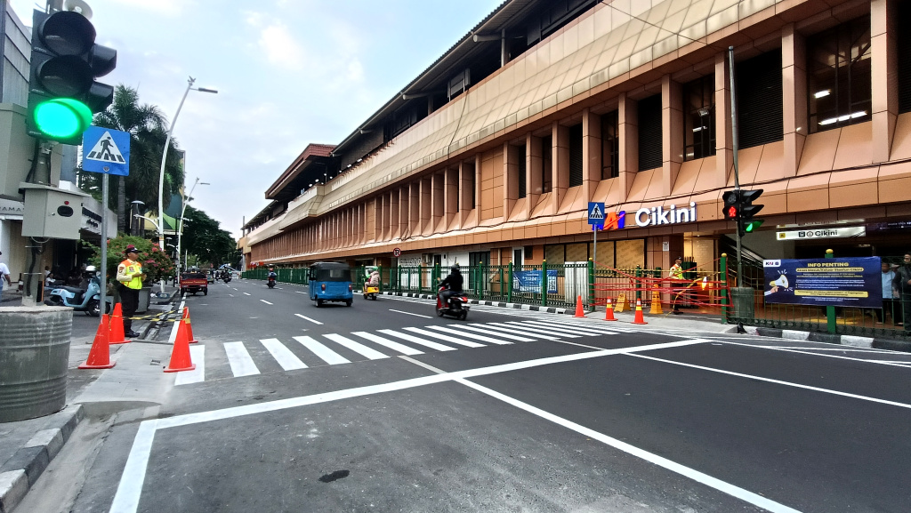 Pemprov DKI Buka Akses Pejalan Kaki di Stasiun Cikini Petugas berjaga di pelican crossing di Stasiun KRL Cikini, Jakarta, Senin (15/9/2025). (Beritanasional.com/Oke Atmaja)