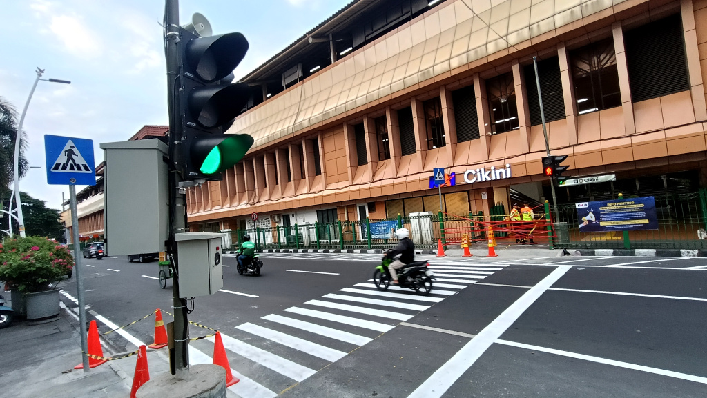 Pemprov DKI Buka Akses Pejalan Kaki di Stasiun Cikini Petugas berjaga di pelican crossing di Stasiun KRL Cikini, Jakarta, Senin (15/9/2025). (Beritanasional.com/Oke Atmaja)