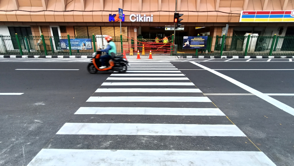 Pemprov DKI Buka Akses Pejalan Kaki di Stasiun Cikini Petugas berjaga di pelican crossing di Stasiun KRL Cikini, Jakarta, Senin (15/9/2025). (Beritanasional.com/Oke Atmaja)