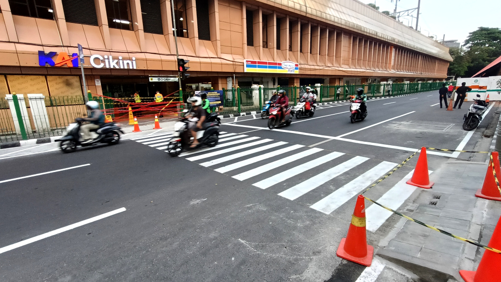 Pemprov DKI Buka Akses Pejalan Kaki di Stasiun Cikini Petugas berjaga di pelican crossing di Stasiun KRL Cikini, Jakarta, Senin (15/9/2025). (Beritanasional.com/Oke Atmaja)