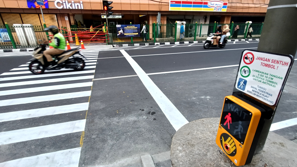Pelican crossing di Stasiun KRL Cikini, Jakarta, Senin (15/9/2025). (Beritanasional/Oke Atmaja)
