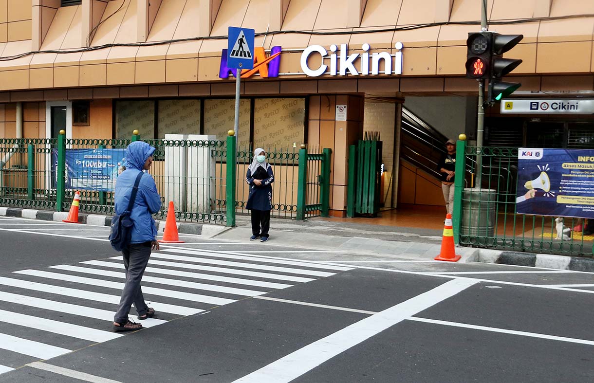 Warga menyeberang jalan menggunakan pelican crossing di sisi timur Stasiun Cikini, Jakarta, Senin (29/9/2025). (Beritanasional.com/Oke Atmaja)