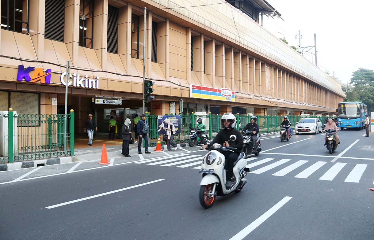 Warga menyeberang jalan menggunakan pelican crossing di sisi timur Stasiun Cikini, Jakarta, Senin (29/9/2025). (Beritanasional.com/Oke Atmaja)