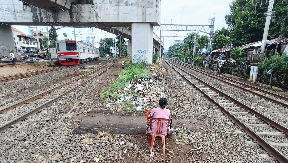 Pemprov DKI Jakarta akan Pasang Pagar Pembatas di Bantaran Rel Warga menyeberang rel kereta api di Kawasan Stasiun Manggarai, Jakarta, Minggu(4/5/2025). (Beritanasional.com/Oke Atmaja)