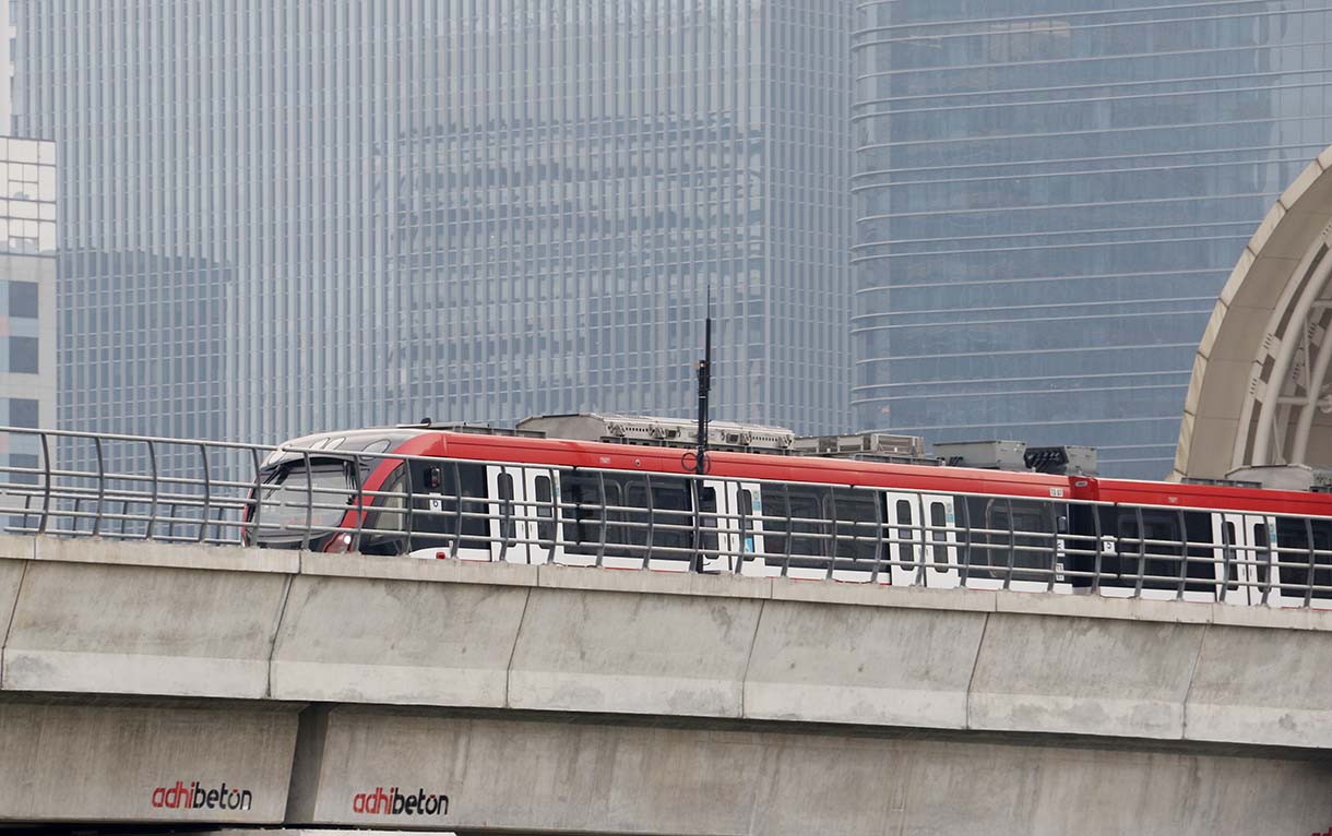 Rangkaian LRT (Light Right Transit) Jakarta melintas di Stasiun Dukuh Atas, Jakarta, Jumat(17/10/2025).(Beritanasional.com/Oke Atmaja)